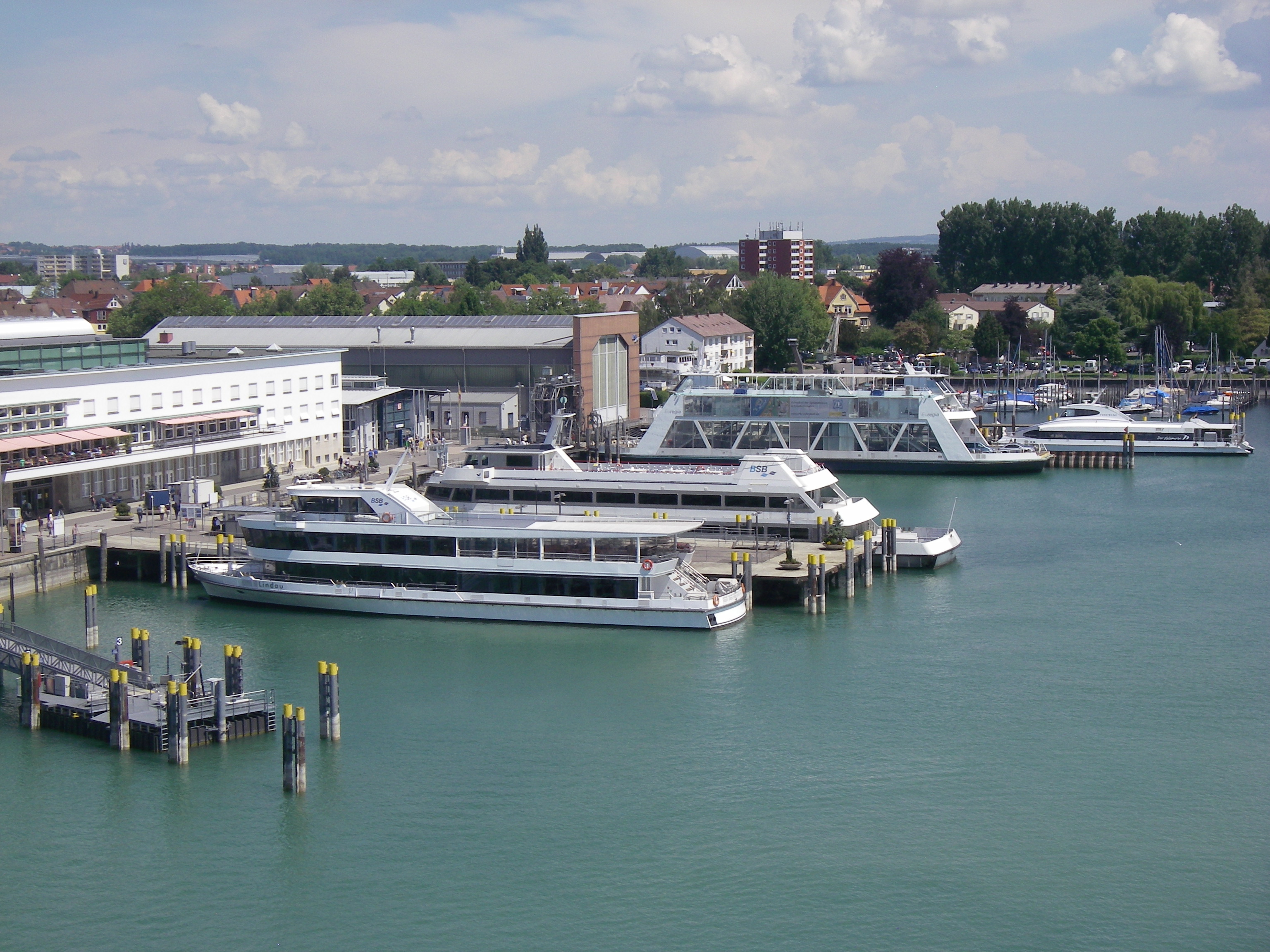Häfler Hafen mit Schiffen und Fähre