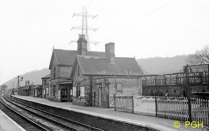 Buildwas station building in 1962. The signalbox is visible on the far left. (PG Hindley)