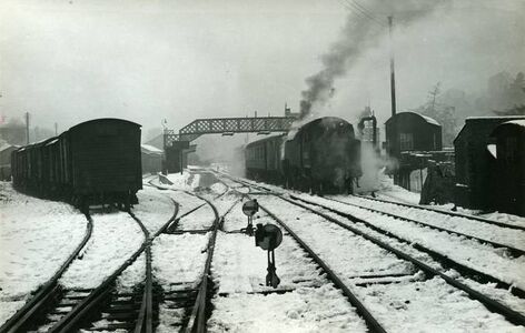 1963: Bridgnorth, View north of BR 4MT 80072 in platform 1 in falling snow (Sellick Collection)