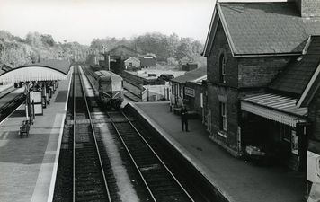 An ex-GWR DMU arrives at Bewdley in October 1962 (Sellick Collection)