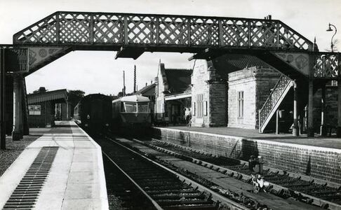 1962: Bridgnorth, southbound GWR Railcar and northbound steam-hauled passenger service (Sellick Collection)