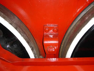 A flangeless driving wheel (left)