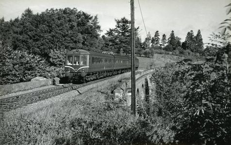 A DMU crosses Oldbury Viaduct in September 1962 (Sellick Collection)